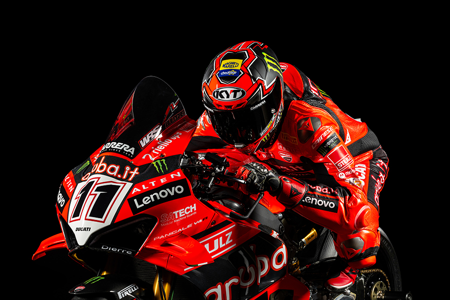 Nicolò Bulega montando la Ducati Panigale V4 R número 11 con un traje y casco de color rojo con la marca Magneti Marelli Checkstar durante el Campeonato Mundial de Superbike 2025