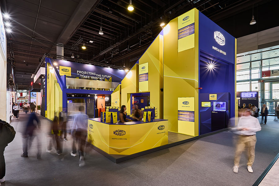 Stand de Magneti Marelli Parts & Services con visitantes en Automechanika Frankfurt 2026